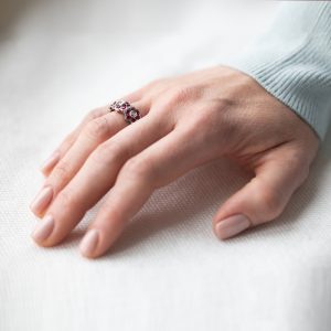 Ekskluzivni prsten sa tri cvetića od dijamanata i rubina - Slika 2