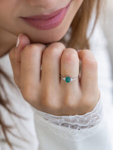 Zlatni prsten sa emerald cut smaragdom i dijamantima - Slika 2