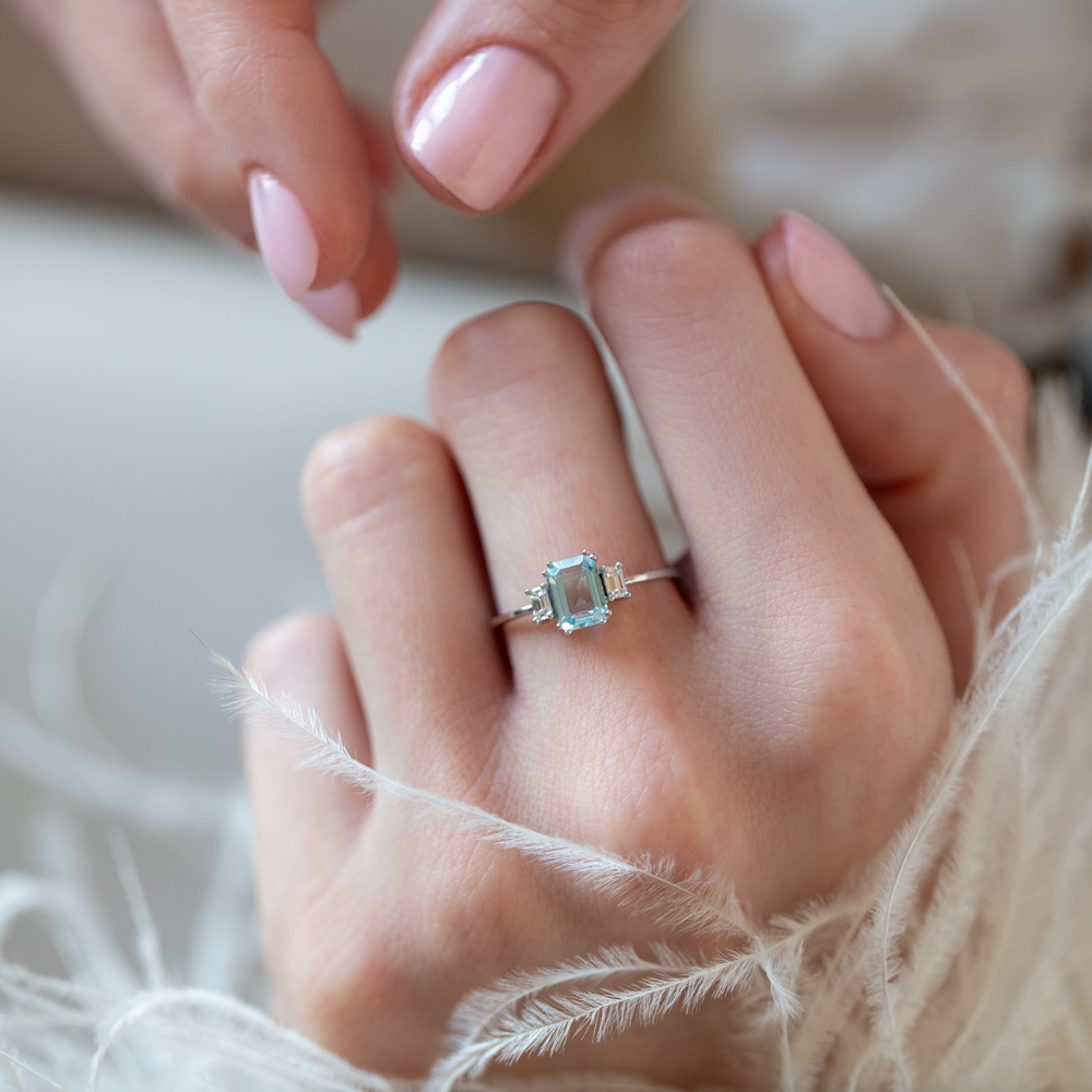 Prsten sa emerald cut akvamarinom i dijamantima - Slika 2