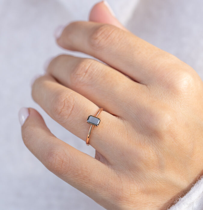 Zlatni prsten sa emerald cut crnim dijamantom