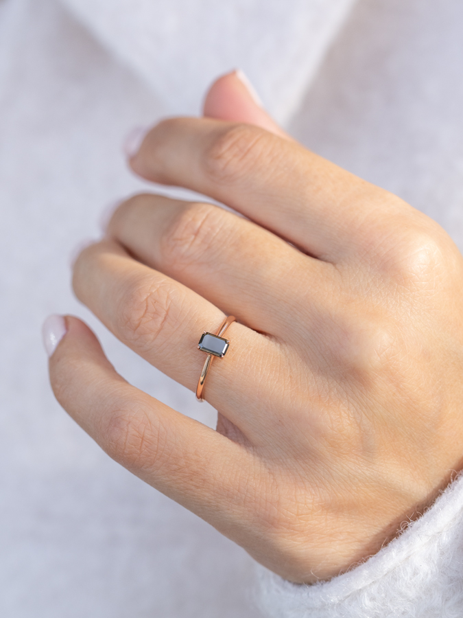 Zlatni prsten sa emerald cut crnim dijamantom