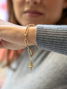 Aqua Charms – Zlatni privezak "Sladoled" - Slika 2